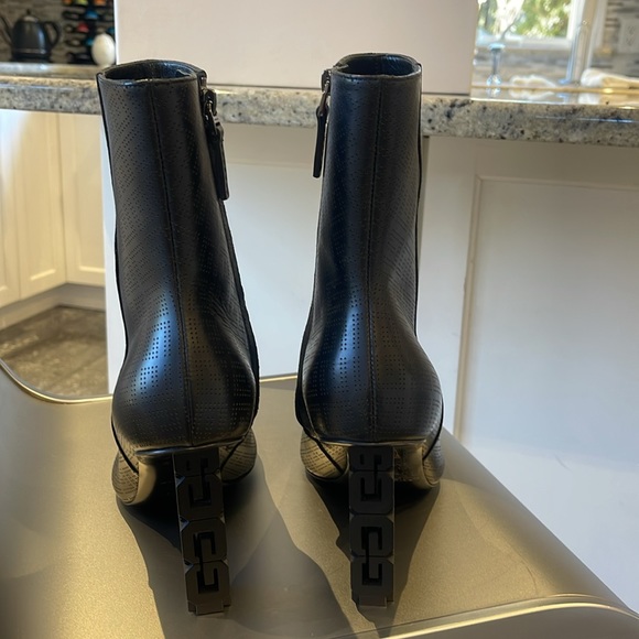 NIB GIVENCHY G CUBE BLACK ANKLE BOOTS. 39 - Picture 5 of 11